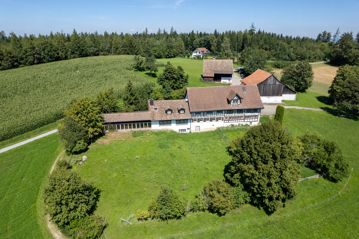Seit 2007 wurden im Restaurant Waldhof Guldenen – abgesehen von unerwünschten Hausbesetzern – keine Gäste mehr empfangen. (Archiv) Luftaufnahme des Landgasthofs Waldhaus Guldenen in Maur, umgeben von Wiesen und Wäldern, aufgenommen am 11. August 2023 von Patrick Gutenberg.